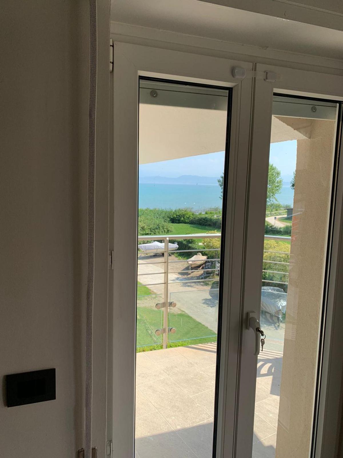 Seeblickwohnung Sirmione - Fronte Lago Mit Privatsteg Exterior photo