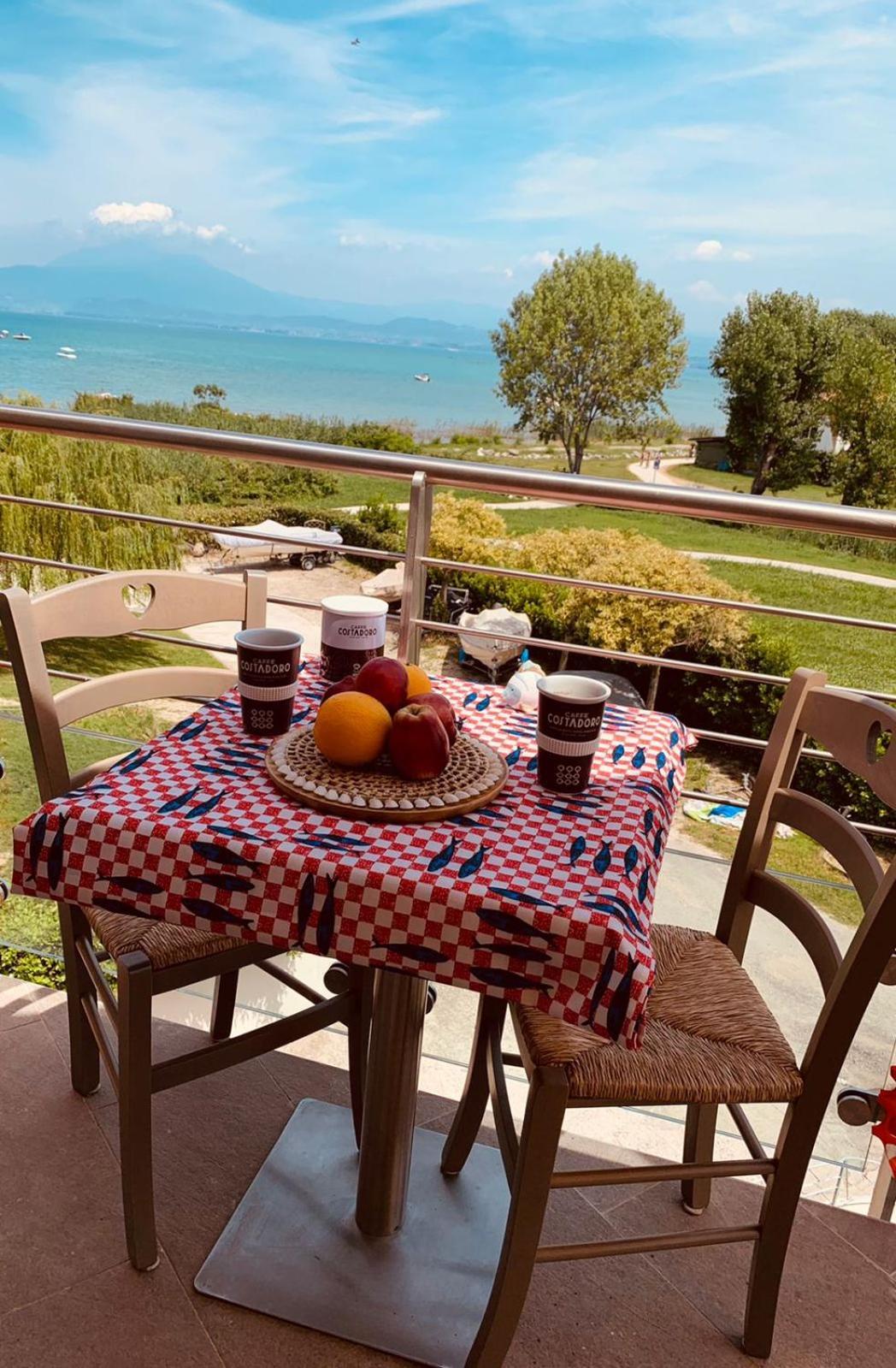 Seeblickwohnung Sirmione - Fronte Lago Mit Privatsteg Exterior photo